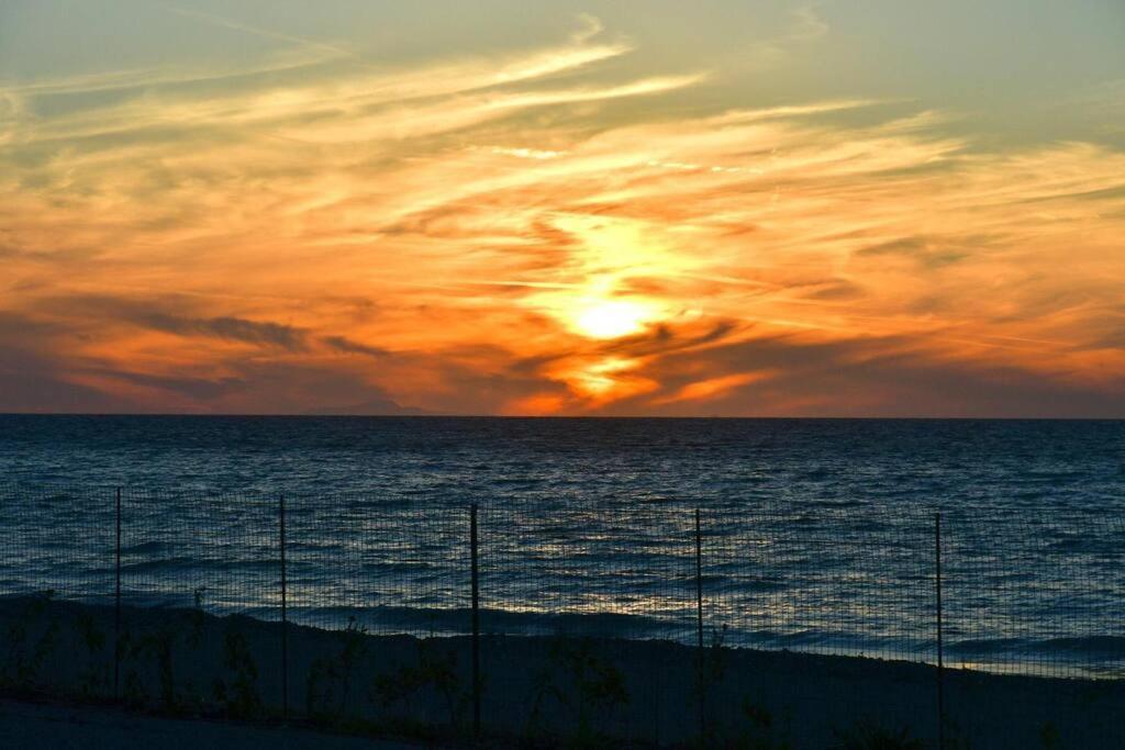 Lambou Beach Sunset Soroni Zewnętrze zdjęcie