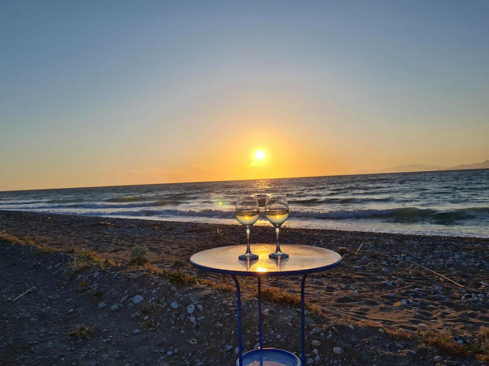 Lambou Beach Sunset Soroni Zewnętrze zdjęcie