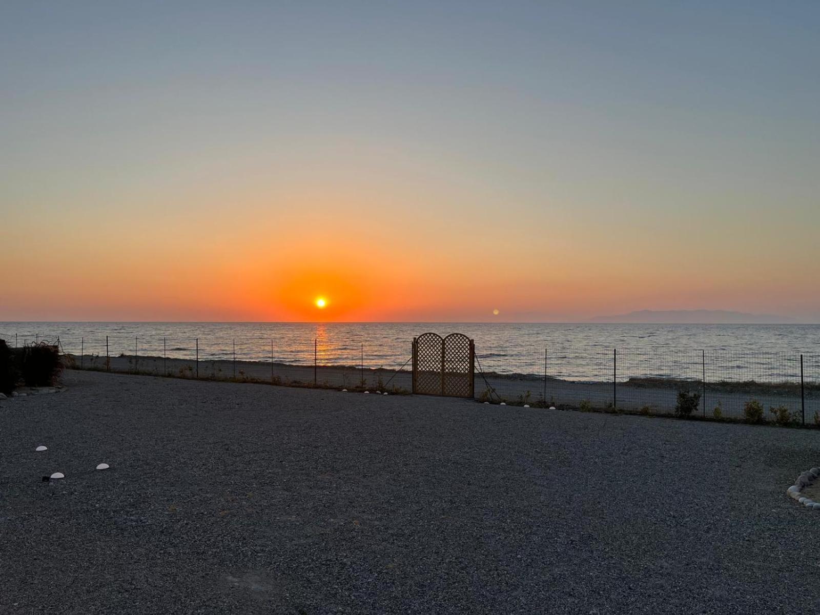 Lambou Beach Sunset Soroni Zewnętrze zdjęcie