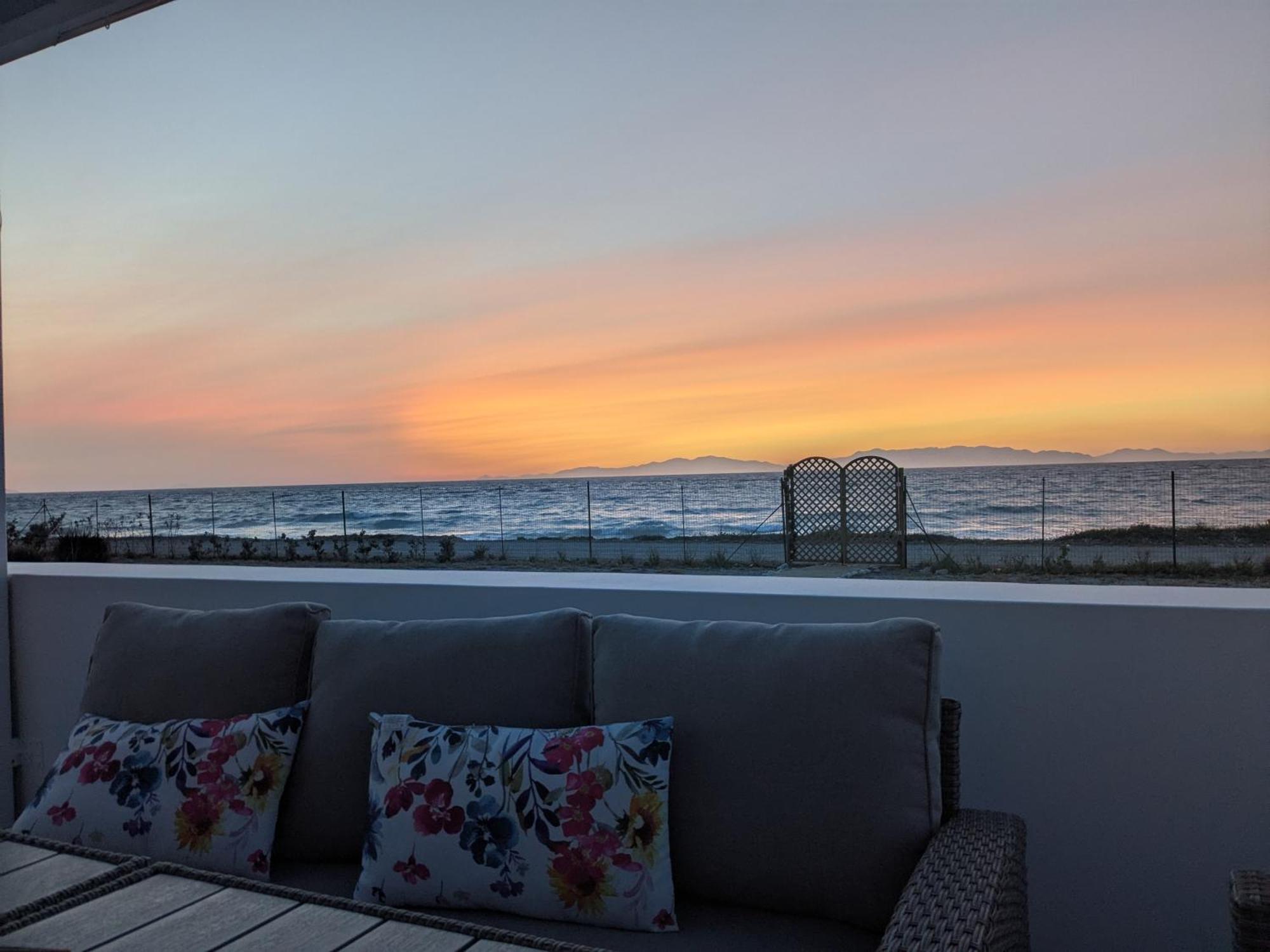 Lambou Beach Sunset Soroni Zewnętrze zdjęcie